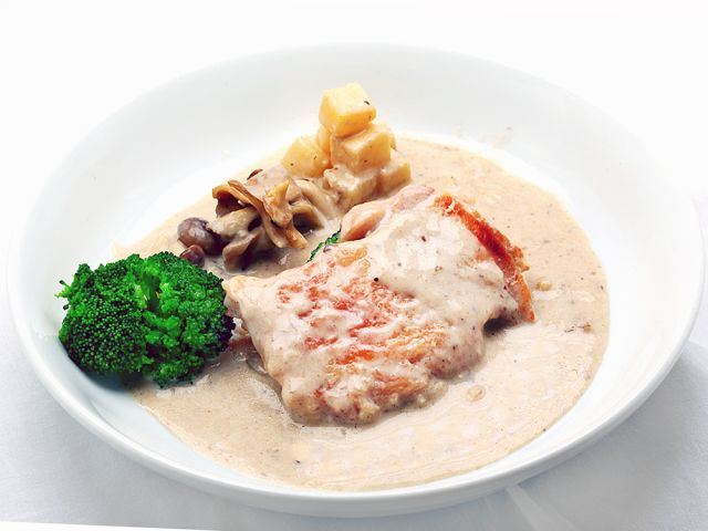 季節メニュー「ポルチーニ茸ソース」チキンときのこのフリカッセ