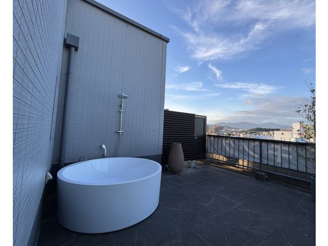 サウナルームのある502,503のお部屋に屋外浴槽を設置致しました!!開放的な景色を眺めながらサウナ...