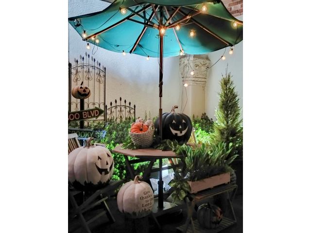 ハロウィンのカボチャがあちらこちらでお出迎え！期間限定でハロウィンのコスチュームもレンタル中