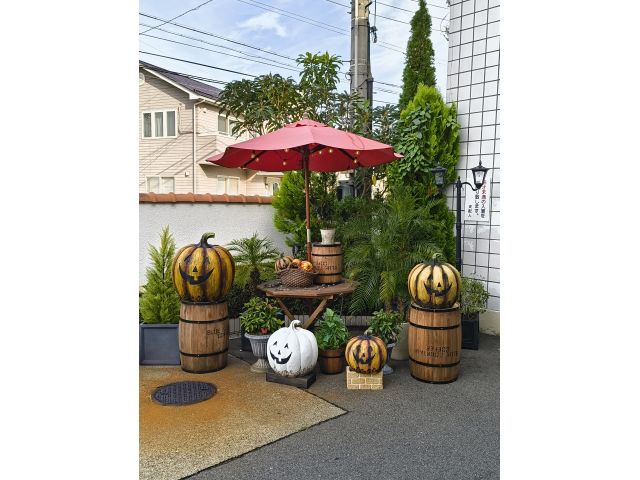 ハロウィンのカボチャがあちらこちらでお出迎え！期間限定でハロウィンのコスチュームもレンタル中