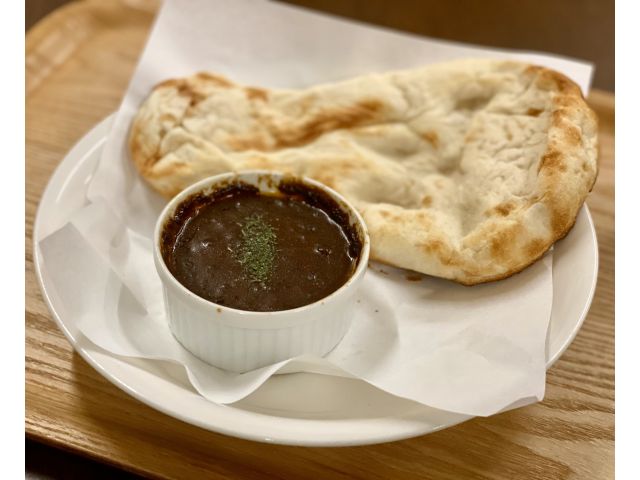 期間限定の黒カレーとナン