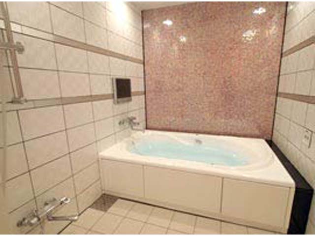 302 清潔感溢れるシンプルな浴室