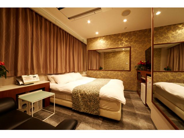 HOTEL K slit
