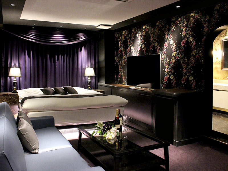 408 イタリアンモダンのお部屋です。 黒と紫の艶やかな空間が、今宵の２人を盛り上げてくれるはず。