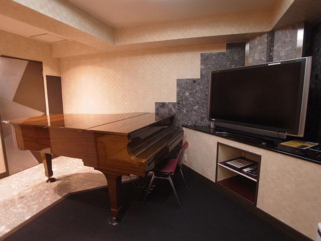 501 グランドピアノ＆52インチ大型TV