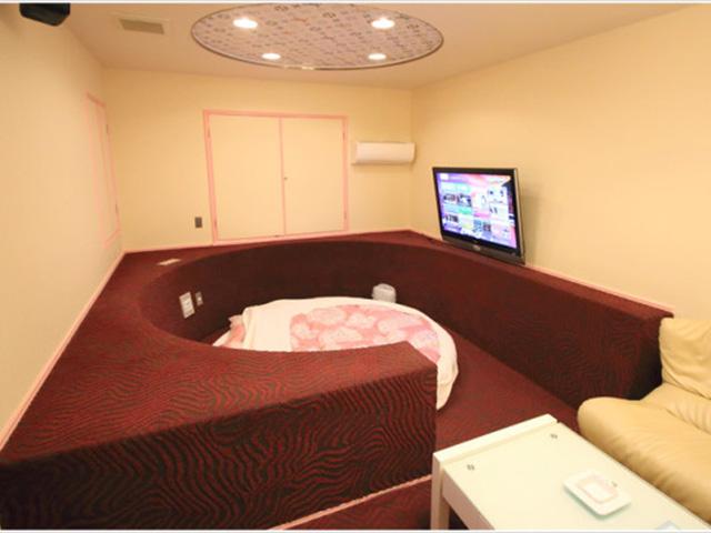 317-レノマ- / 301-ヴィトン- 珍しい円形のベッド。昭和モダンスタイルを彷彿とさせる