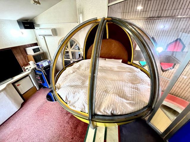 50号室 球形ベッド