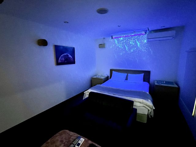 105号室（禁煙） 105号室（ブラックライト）