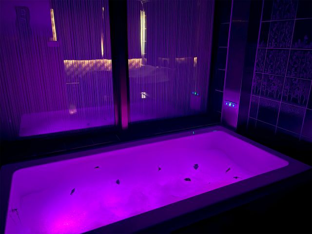 光るジャグジーで、今夜はお姫様気分を…♡(202号室）