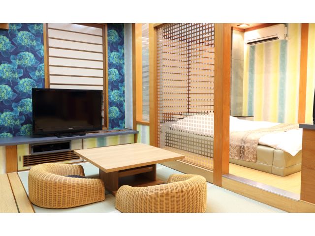 ベッドも畳も楽しめる、いいとこどりの一室。（208号室）