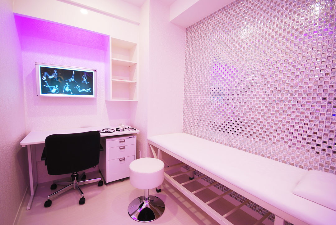 404診察室部分…本格的な診察室がお部屋内に！聴診器やナース服、白衣も常設されています。ライトはピンクと白なのでシチュエーションに合わせて変えられます。