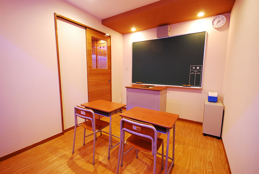 505教室部屋…505号室は教室が。チャイムも鳴っちゃう本格仕様です。学生のキャラでもそうでなくても楽しいシチュエーションです♪